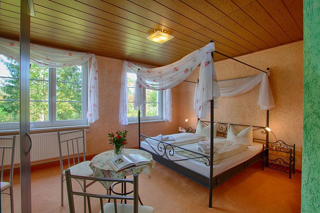 Отель Kraeuterbaude Saupsdorf Экстерьер фото